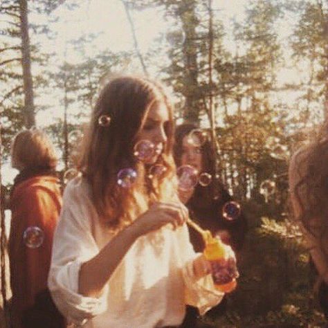 60s Woodstock Aesthetic, 70s Woodstock Aesthetic, 60s Hippie Aesthetic, Hippie Profile Picture, Hippie Core Aesthetic, Hippie 70s Aesthetic, Woodstock Aesthetic, Groovy Photoshoot, 70s Aesthetic Hippie