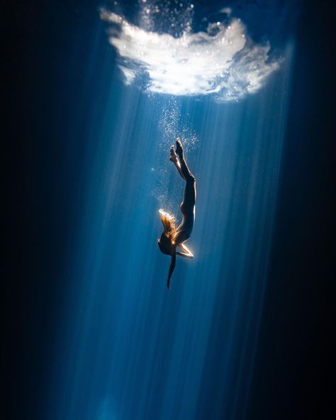 Esther Abad on Instagram: “One breath, 3 shoots 🤍 By @woj.dop @sonyalpha & @seafrogs.com.hk #bikini @aguita_swimwear Inside @cenote_chukum #freediving…” Woman Sinking Underwater, Person Diving Into Water, Icarus Painting, Underwater Reference, Lighting Mood, Inspo People, Insta Photography, Clear Sea, Breathing Underwater