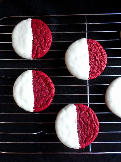 Simple Chocolate Chip Cookies, Red Desserts, White Cookies, Velvet Cookies, White Cookie, Red Velvet Cookies, Cookie Swap, Baking Blog, French Macarons