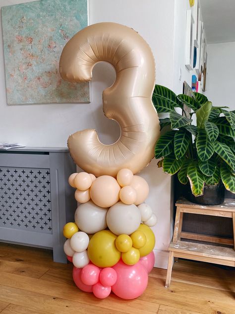 Birthday Balloon Column Tutorial | Easy No-Helium Giant Number Balloon – Pretty Little Party Shop Baloon Decorations Number 2, Simple Balloon Arrangements Birthday, Balloon Garland With Number Balloon, One Year Old Balloon Decor, Number 2 Balloon Bouquet, Number 4 Balloon Bouquet, Balloon Display Diy, Number 3 Balloon Bouquet, Balloon Placement Ideas