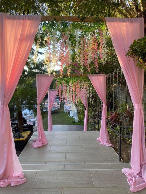 Quince Outdoor Ideas, Quinceanera Background Ideas, 15 Pink Decorations, Quinceañera Outdoor Ideas, Pink Garden Quinceanera Theme, House Quinceanera Party, Outdoor Sweet 16 Party Decorations, Quinceanera Outside Decoration, Quince Outside Party