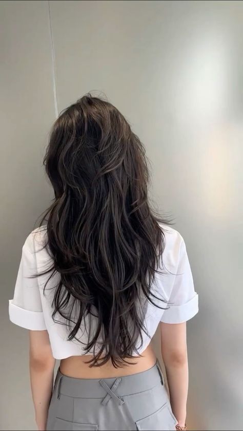 Asian Layered Hair Medium, Long Layered Hair With Bangs, Bangs Ideas, Butterfly Haircut, Haircuts For Long Hair With Layers, Layered Hair With Bangs, Hair Inspiration Long, Hairstyles For Layered Hair, Long Layered Haircuts