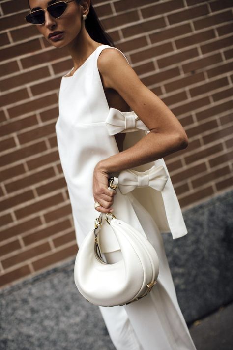 Luxury handbags like this white Fendi Fendigraphy bag are cheaper in some countries than others, thanks to multiple reasons like the VAT refund system available for tourists. If you're planning a trip down under, make sure to check out if Australia offers cheaper pricing than your home country in this article! | © Image of all white street style outfit via Launchmetrics Spotlight All White Street Style, Milano Street Style, White Street Style, Trip To Australia, Beige Crewneck, Classy Fall Outfits, Old Money Outfits, Louis Vuitton Multi Pochette, Style Inspiration Casual