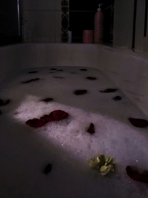 Bath with foam. Aesthetics. Rose Petals Bath, Rose Bath Aesthetic, Bath With Roses, Valentine Core, Dark Luxury, Rose Petal Bath, Bath Aesthetic, Villain Era, Aesthetic Rose