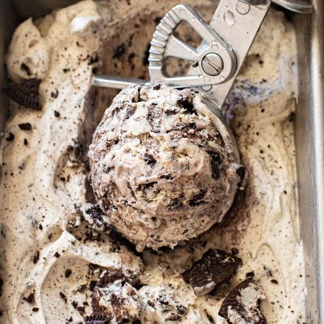 Oreo Ice Cream Recipe, Cookies And Cream Ice Cream, Condensed Milk Cookies, Oreo Milkshake, Easy Ice Cream Recipe, Oreo Ice Cream, Ice Cream Maker Recipes, Making Homemade Ice Cream, Frozen Dessert Recipe