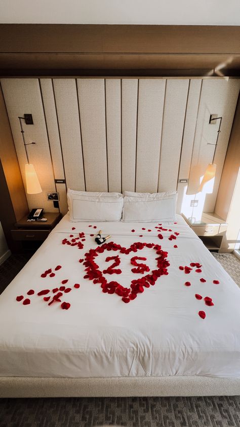 Red rose petals on luxury hotel bed in the shape of a heart with 25 written in the middle. Hotel Room Romantic Rose Petals, Rose Petals Decor, Romantic Bedroom Decor Ideas, Boyfriends Birthday Ideas, Bad Room Ideas, Floral Bedroom Decor, Romantic Bedroom Ideas, 17th Birthday Ideas, Bedroom Candles