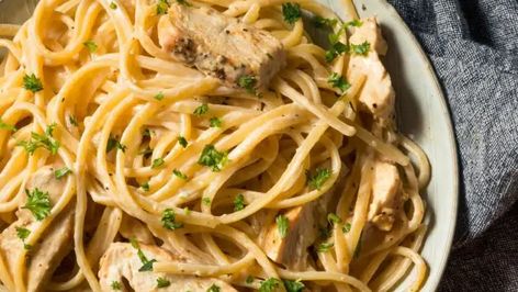 Ina Garten Chicken Alfredo - Delish Sides Ragu Alfredo Sauce, Cabbage Flowers, Chicken Breast Crockpot Recipes, Easy Meals For One, Chicken Fettuccine Alfredo, Crockpot Chicken Breast, Pasta Alfredo, Chicken Fettuccine, Fettuccine Alfredo Recipes