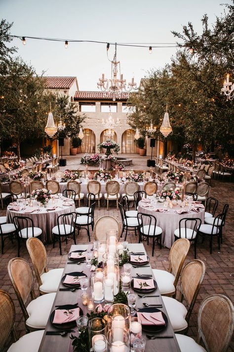 Bridal Vogue, Courtyard Wedding, Hindu Ceremony, Banquet Decorations, Courtyard House Plans, Boda Mexicana, Dream Destination Wedding, Tables And Chairs, Sikh Wedding