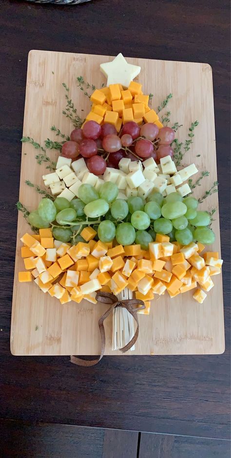 Cheese Platter Christmas Tree, Cheese And Crackers Christmas Tree, Cheese And Grape Christmas Tree, Easy Christmas Cheese Board, Fruit Appetizers Christmas, Cheese And Grape Charcuterie Board, Christmas Fruit And Cheese Platter, Cheese Grapes Platter, Cheese And Cracker Christmas Platter