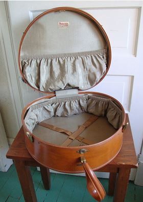 Round Suitcase, Sneaky Storage, Large Cardboard Boxes, Vintage Hat Boxes, Vintage Train Case, Random Aesthetics, Old Suitcases, Vintage Suitcases, Vintage Trunks