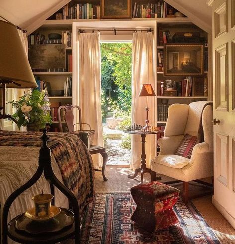 Vaulted Ceiling Living Room, Casa Country, Victorian Cottage, Cottage Bedroom, Cottage Interiors, Cottage Living, Decoration Inspiration, Boho Home, Cozy Cottage