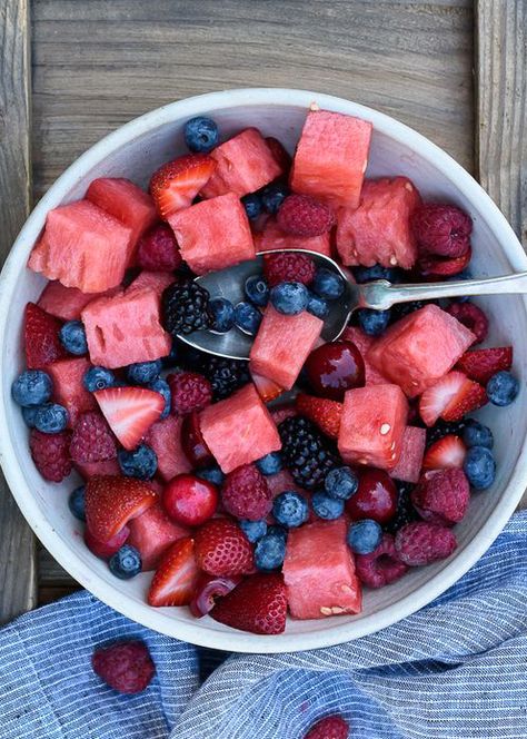 30 Perfect Beach Snacks | Healthy Berry Watermelon Fruit Salad Watermelon Berry Salad, Fruit Bowl Party, Summery Foods, Watermelon Fruit Salad, Easy Fruit Salad Recipes, Beach Snacks, Sommer Mad, Healthy Fruit Salad, Fruit Salad Easy