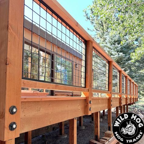 DIY Fence Hog Panel Stair Railing Interior, Hog Wire Railing Decks, Hog Fence Railing, Hog Pen Deck Railing, Black Hog Wire Deck Railing, Hog Wire Porch Railing, Cattle Panel Deck Railing, Hog Panel Railing, Hog Panel Deck Railing