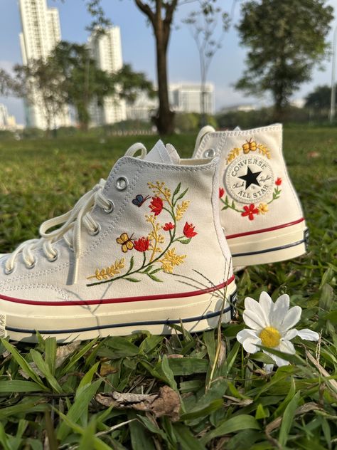 Breathe in the crisp mountain air. You’ll feel glorious 💜 #fiberart #fiberartist #handmade #broderiemoderne #broderiecontemporaine #loisircreatifs #faitmain #upcycling #embroideredclothing #embroideredconverse #conversechucktaylor #converseallstar #conversebrodée #dmc #dmcembroidery #dmcthreads #embroidery #converse #allstar #allstars #chucks #chucktaylor #aesthetic #outfitoftheday #shoes #shoesaddicted Embroidered White Converse, All Star Converse High Tops, Flower Converse, Converse White Sneakers, Converse Floral, Embroidered Wreath, Chuck 70 Converse, Embroidery Converse, Embroidery Styles