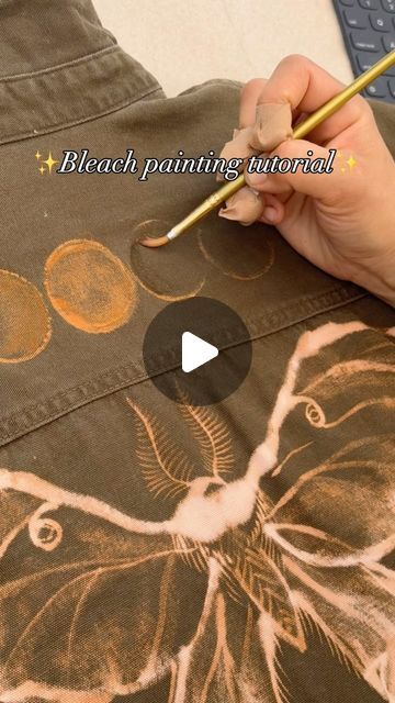 Really Cool Art Projects, Surface Techniques On Fabric, Bleach On Clothes, Painting On Clothes Ideas, Bleach Printing, Alternative Fashion Diy, Shirt Painting Ideas, Painting Shirts, Sister Video