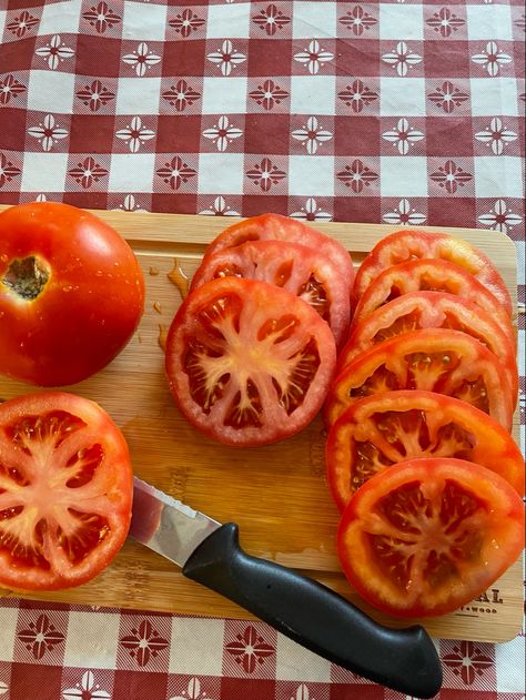 Tomatoe Aesthetic, Intp 4w5, Tomatoes Aesthetic, Treehouse Room, Tomato Aesthetic, Aesthetic Tomato, Tomato Party, Tomato Girl Aesthetic, Tomato Girl Summer