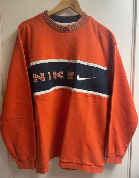 #fashion #nike #nikevintage #90s #nike90s #vintage #aesthetic #sweatshirt #ootd #instagram #rare Vintage Sportswear Aesthetic, Old Nike Outfits, Vintage Nike Sweatshirt Outfit, Old Nike Clothes, Vintage Nike Aesthetic, Nike Sweatshirt Outfit, 90s Hoodies, Sweatshirt Ootd, Vintage Sweatshirt 80s