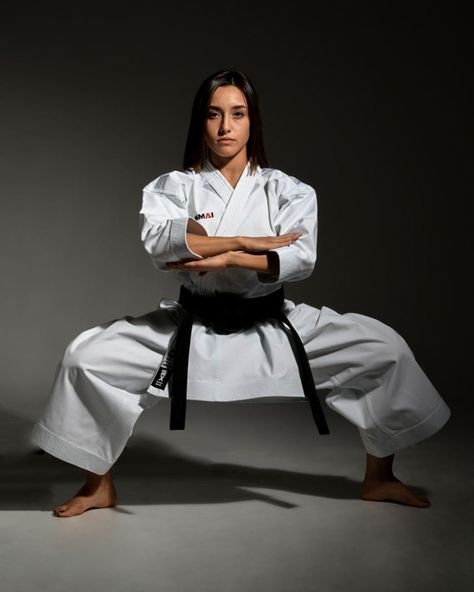 SMAI Kata athlete Carola Casale wearing the SMAI Premium Kata Gi-Kaminarin X Karate Photography, Girl Kickboxing, Karate Poses, Martial Arts Photography, Karate Kata, Women Karate, Shotokan Karate, Karate Gi, Female Martial Artists