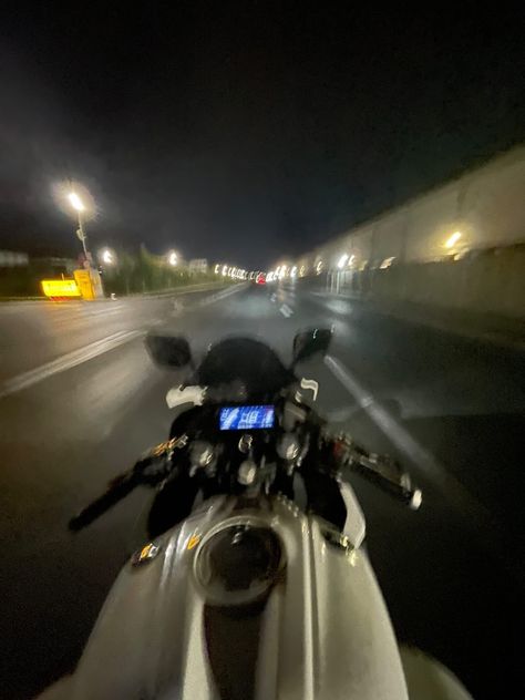 wet ride Motor Aesthetic, Yamaha Yzf R125, Driving Motorcycle, Motorcycle Rides, Motocross Love, Night Ride, Motorcross Bike, Rain Photo, Bike Aesthetic