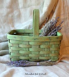 Paint Baskets, Basket Painting, Painting Baskets, Farmhouse Baskets, Basket Makeover, Green Basket, Painted Baskets, Old Baskets, Farmhouse Crafts