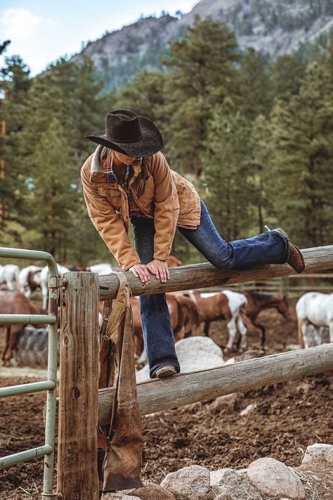 Country Girl Aesthetic, Estilo Cowgirl, Foto Cowgirl, Cute Cowgirl Outfits, Country Girl Life, Cowgirl Style Outfits, Southern Outfits, Country Style Outfits, Rodeo Life