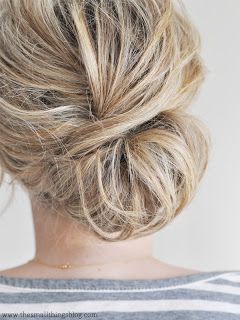 Håropsætning med lidt pjusket look. Small Things Blog, Low Chignon, Chignon Hair, Fesyen Rambut, Shoulder Length Hair, Small Things, Great Hair, Hair Dos, Length Hair