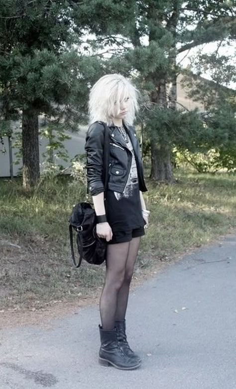 Leather & rock 'n roll  <3. Biker jacket, black skirt, combat boots with tights Style Edgy Soft Grunge, Look Grunge, Estilo Punk, Looks Black, Rock Punk, Soft Grunge, Grunge Goth, Grunge Punk