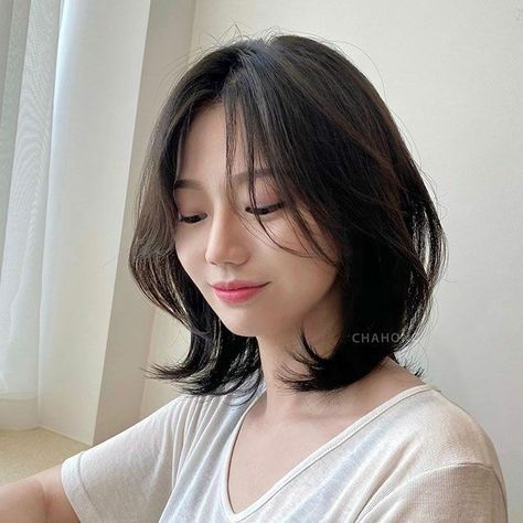 Korean Layered Haircut Short, Bob Layered Haircut Medium, Layered Bob Cut, Korean Short Hair, Layered Bob Short, Hair Style Korea, Asian Short Hair, Short Layered Haircuts, Shot Hair Styles