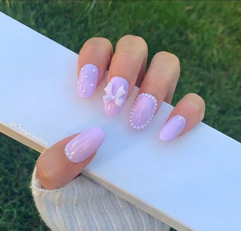 Lilac press on nails with pearls and bows All nail sets are custom made and carefully painted by hand, each created with high attention to detail and made with high quality nail products. With proper care nails could last up to  1- 2 weeks. I include adhesive nail tabs that could last from 1-3 days. I will get right to work on your nail set whenever I receive your order and will keep you updated on your order. Processing time varies from 3 days up to 4 weeks depending how many orders I have ahead. Each order is also included with free surprise gifts! What comes with my order?????? This order come with 10 hand painted nails - 24 adhesive tabs - Cuticle stick -Mini nail buffer - Nail file - An alcohol pad -Nail pouch to put all the above in -A gift box to hold nails FREE BONUS: Extra Surpris Sweet 16 Nail Ideas Purple, Purple Princess Nails, Pearled Nails, Purple Bow Nails, Nail Designs Baby Pink, Pink And Lilac Nails, Lavender Short Nails, Purple Cute Nails, Purple Pearl Nails