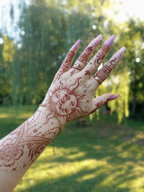 Henna Designs Non Traditional, Hena Ideas Hand, Modern Bridal Henna Designs, Spiral Henna Designs, Artistic Henna Designs, Full Leg Henna Designs, Henna Ideas Leg, Unique Henna Designs Palm, Witchy Henna Designs