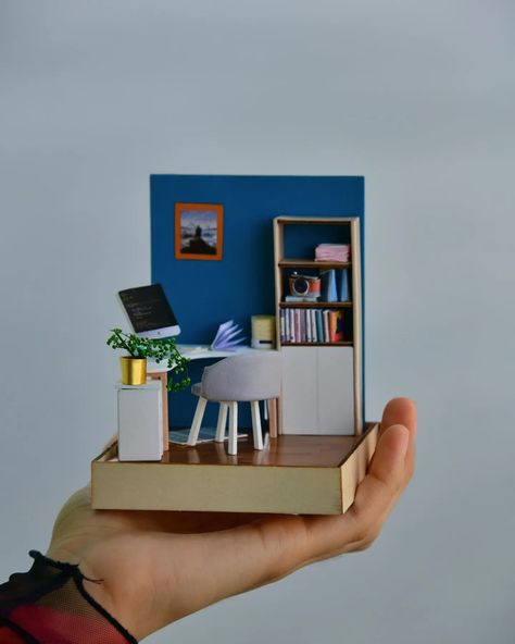 Mini Room Diy, Miniature Office, Diy Resin Gifts, Miniature Making, Mini Office, Miniature Dollhouse Furniture, Doll House Crafts, Pinterest Diy Crafts, Office Office