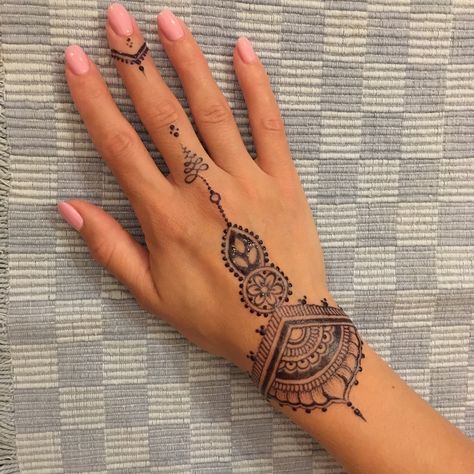 Henna Tattoos For Women, Henna Motive, Beautiful Spine Tattoos, Henne Tattoo, Spine Tattoo Ideas, Henna Style Tattoos, Henna Inspired Tattoos, Finger Tattoo For Women, Hand And Finger Tattoos