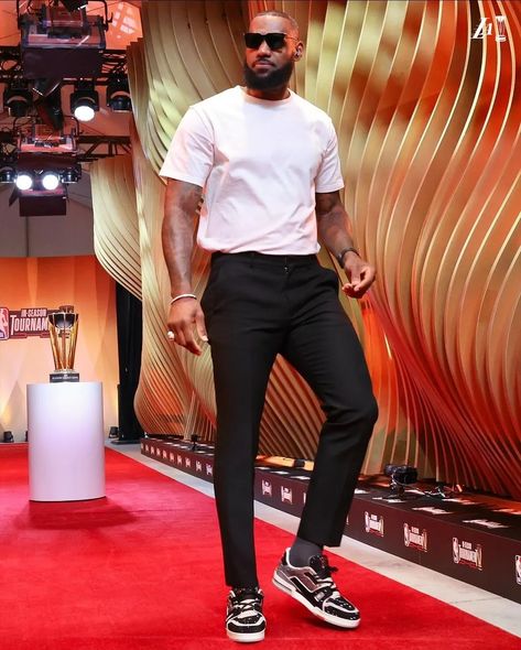 Black Pants and a White T-Shirt Is Your New Go-To Outfit Lebron Fashion, Black Pants Outfits, Black Men Casual Style, Men Streetwear Fashion, Black Pants Outfit, Mode Swag, Style Girlfriend, Nba Outfit, Nba Fashion