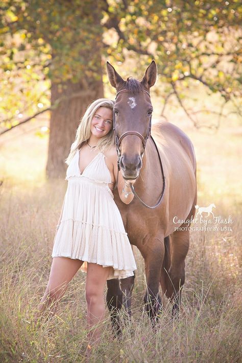 Senior Horse Photography, Horse Photoshoot Ideas, Equine Photography Poses, Equine Photoshoot, Western Photo Shoots, Horse Senior Pictures, Cute Senior Pictures, Horse Photography Poses, Senior Photoshoot Poses