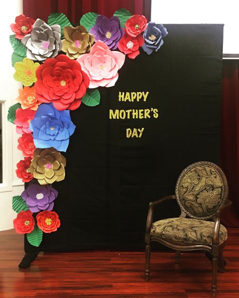 Mother’s Day photo backdrop #churchdecor #paperflowers #blackdecor Mother's Day Selfie Corner, Selfie Corner Ideas Photo Booths For School, Mothers Day School Decorations, Mothers Day Board Decoration, Mothers Day Classroom Decoration, Mother Day Decoration Ideas For School, Mother’s Day Photo Booth, Mothers Day Decorations For School, Selfie Corner Ideas For School