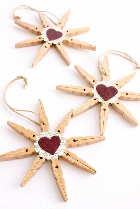 Clothespin Snowflake or Star Ornaments!  RE-USE METAL SPRINGS IN JEWELLERY (see seperate Pin) Juleverksted For Barn, Star Ornaments, Clothes Pegs, Le Labo, Clothes Pin Crafts, Easy Christmas Crafts, Christmas Ornament Crafts, Snowflake Ornaments, Christmas Star