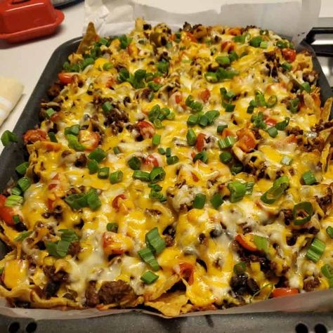 Beef Nachos Supreme, Nacho Dips, Nacho Bar Ideas, Nachos In Oven, Nacho Supreme, Nachos Supreme Recipe, Beef Nachos, Nachos Supreme, Nachos Beef