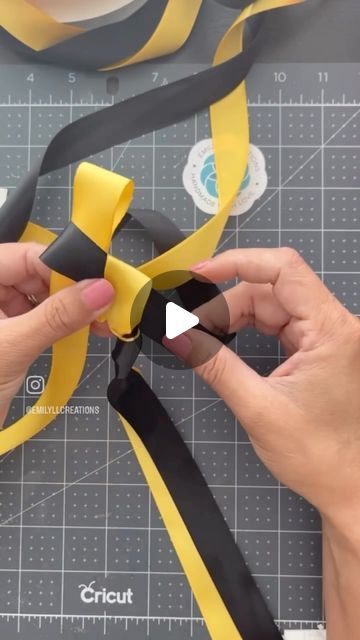 Senior Leis Diy, How To Make Ribbon Leis Tutorials, Senior Leis How To Make, Senior Night Lei Ideas, Ribbon Garland Diy Graduation, How To Make A Lei Diy, Football Lei Ideas, Lei Ribbon Diy, Easy Ribbon Leis For Graduation