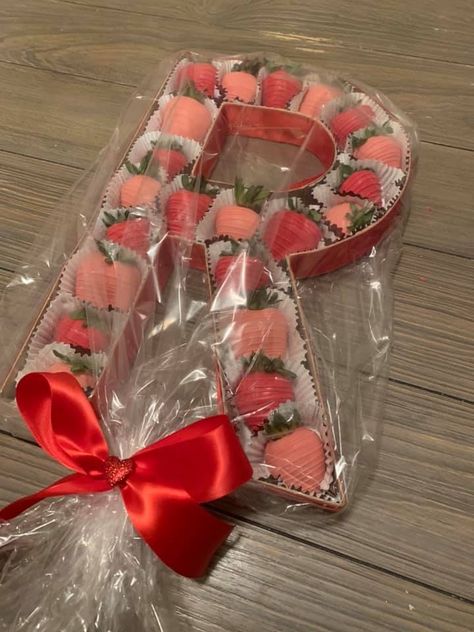 Strawberry Gift Box Ideas Birthday, Valentine's Day Gift Baskets Ideas, Strawberry Gift Basket, Diy Gift Baskets For Friends, Valentines Day Strawberries Boxes, Valentines Strawberries Ideas For Him, Strawberries For Boyfriend, Sweetest Day Ideas, Valentines Treat Boxes Sweets