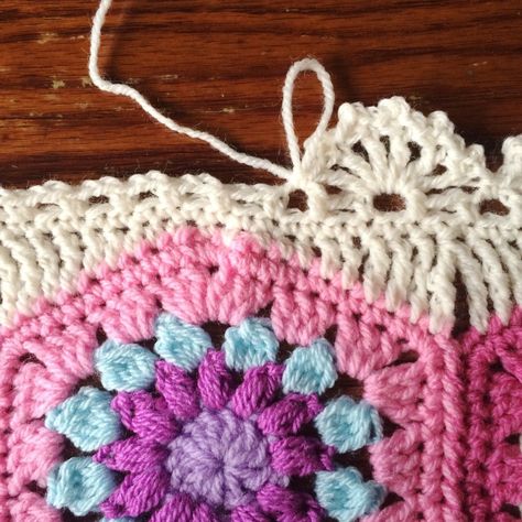 Afghan Borders, Crocheted Stitches, Crochet Joining, Picot Crochet, Crochet Scalloped Edge, Crochet Hexagon Blanket, Crochet Blanket Edging, Thread Crafts, Crochet Edges