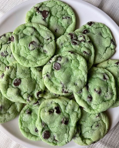 The Best Mint Chocolate Chip Cookie Recipe with Gluten-Free Option! | Hungry Blonde Kid Friendly Cookie Recipes, Mint Chocolate Chip Cookie Recipe, Summer Cookie Recipes, Mint Chocolate Chip Cookies, Chocolate Mint Cookies, Chocolate Chip Cookies Ingredients, Chewy Cookies, Mint Recipes, Mint Chocolate Chip