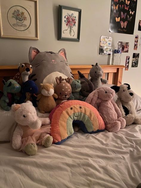 Stuffed Animal Collection Aesthetic, Bed With Plushies Aesthetic, Stuffed Animals Aesthetic Bedroom, Stuffed Animals On Bed, Stuffed Animal Collection, Jelly Cat, Jellycat Stuffed Animals, Stuff Animals, Animal Room