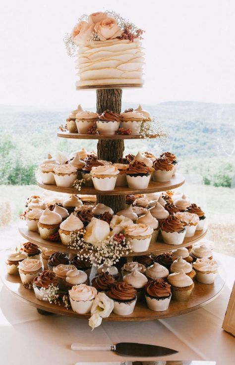 Flori Din Lut, Rustic Cupcake Stands, Wood Cupcake Stand, Rustic Cupcakes, Wedding Donuts, Torte Cupcake, Cake And Cupcakes, Wedding Cake Rustic, Fall Wedding Cakes