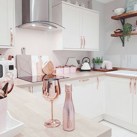 Rose gold kitchen handles and accessories Rose Gold Kitchen Decor, Rose Gold Kitchen Accessories, Gold Kitchen Decor, Gold Kitchen Accessories, Rose Gold Kitchen, Rose Gold Decor, Cosy Living, Kitchen Decor Apartment, Gold Kitchen