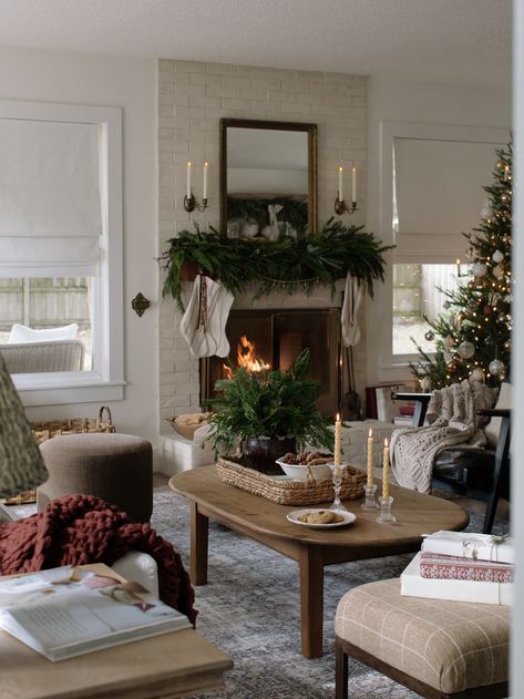 Christmas Living Room Couch, Classic Cozy Christmas Decor, Neutral Christmas Decor Living Room, Cozy Christmas Decor Living Room, Christmas Round Table Centerpieces, Christmas Decor Ideas For Living Room Cozy, Cottage Christmas Living Room, Modern Christmas Living Room, Winter Decor Diy