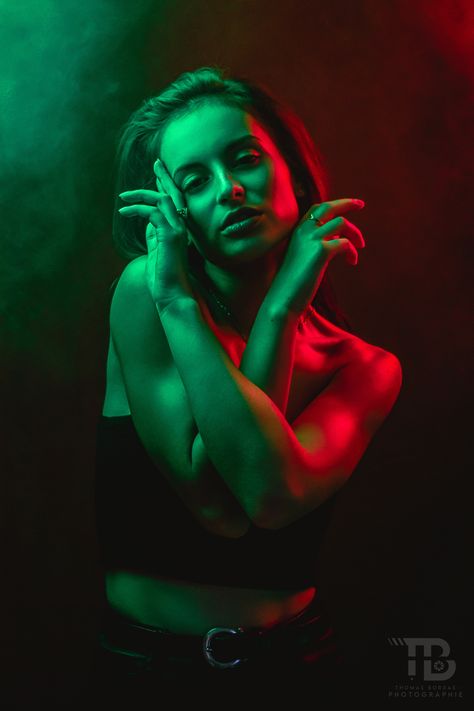 Pose mystérieuse d'une femme avec un jeu de lumières rouge et verte. Lumiere Photo, Shooting Studio, Studio Portrait, Voulez Vous, Neon, Instagram