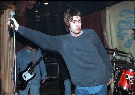 Liam Gallagher has  the best visual of a rocknroll frontman Liam Gallagher 1994, Oasis Concert, Liam Oasis, Gene Gallagher, Oasis Album, Liam Gallagher Oasis, Liam And Noel, Oasis Band, Band Rock