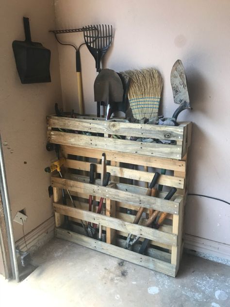 One pallet for the back and then my husband built two little pallets for the top and bottom front for small er things like gloves, little shovel, etc. Pallet Shed Organizer, Pallet Shovel Holder, Garage Shovel Storage, Tool Storage Garden, Shovel Storage, Pallet Shelving, Pallet Tool, Potting Station, Garage Organizing