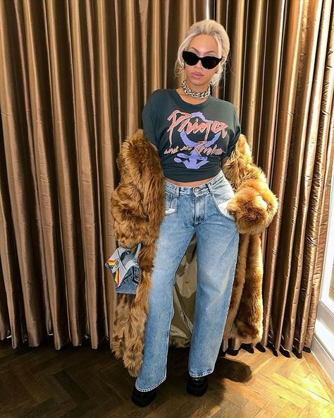 #Beyoncé posed for the 'Gram in #MaisonMargiela jeans paired with a #Prince tee, a @fearofgod fur coat, and a #Balenciaga pride flag bag.… | Instagram Beyoncé Instagram, Beyonce Inspired Outfits, Beyonce Street Style, Beyonce Instagram, Prince And The Revolution, Beyonce Outfits, Beyonce Style, Beyoncé Giselle Knowles-carter, Beyoncé Giselle Knowles