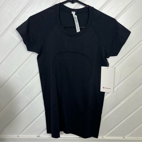 Lululemon Swiftly Tech Short Sleeve 2.0 Black Lululemon Shirts Aesthetic, Lulu Swiftly Tech Short Sleeve, Swiftly Tech Outfit, Vintage Hoodies Aesthetic, Lululemon Clothes, Lulu Tops, Lululemon Stuff, Lulu Shirt, Fame Clothes